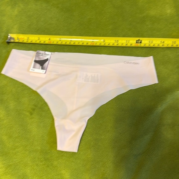 NWT Calvin Klein Invisible Micro Thong Size Large Nymphs Thigh Pink - Picture 2 of 7